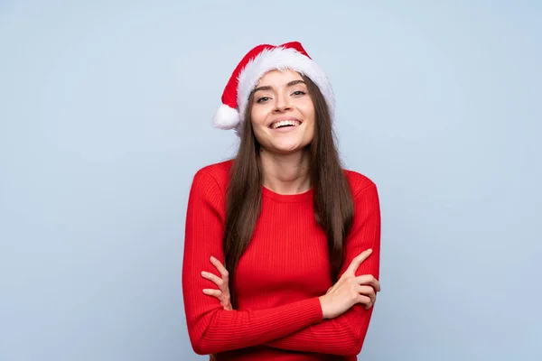 Dívka Vánoční Klobouk Přes Izolované Modré Pozadí Směje — Stock fotografie