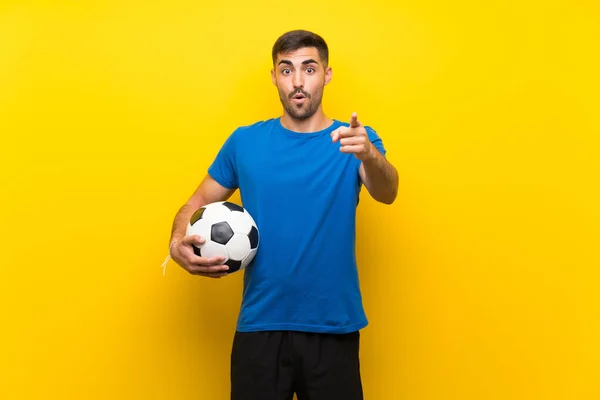 Joven Jugador Fútbol Guapo Hombre Sobre Aislado Pared Amarilla Sorprendido —  Fotos de Stock