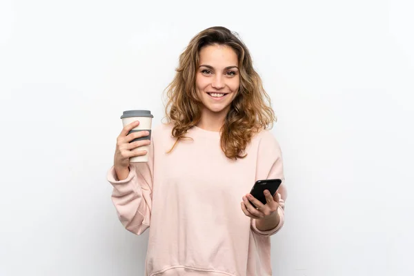 Jovem Loira Segurando Café Para Levar Celular — Fotografia de Stock