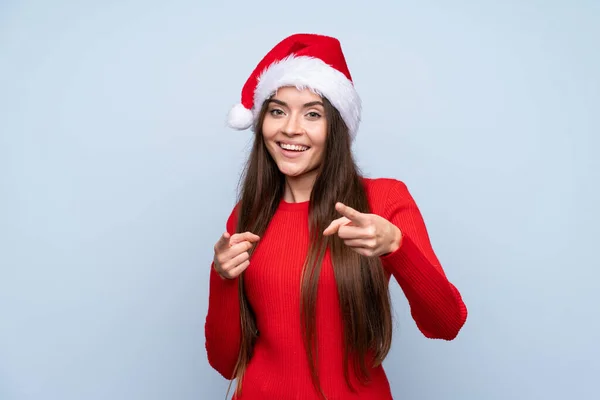 Chica Con Sombrero Navidad Sobre Aislado Fondo Azul Señala Dedo —  Fotos de Stock