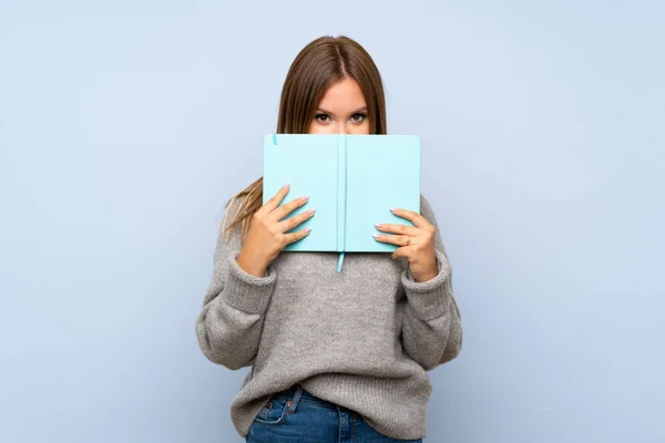 Teenager Girl Sweater Isolated Blue Background Holding Reading Book — Stock Photo, Image