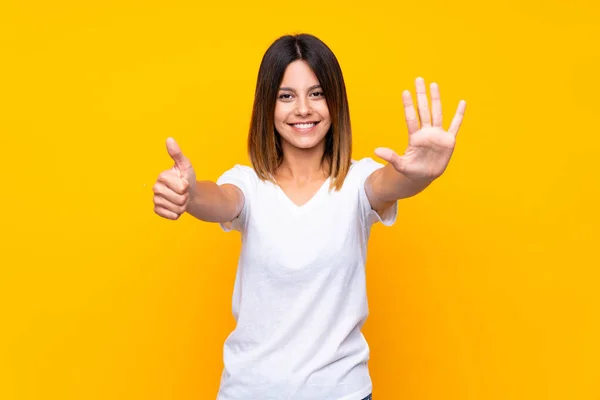 Junge Frau Auf Gelbem Hintergrund Die Mit Den Fingern Sechs — Stockfoto