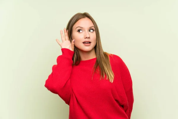 Ragazza Adolescente Isolato Sfondo Verde Ascoltando Qualcosa — Foto Stock