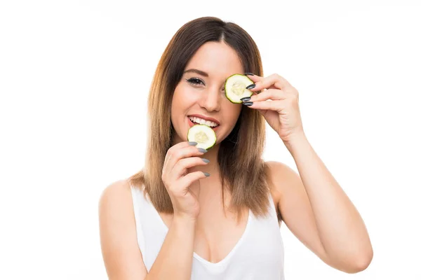 Mulher Bonita Segurando Fatias Pepino — Fotografia de Stock