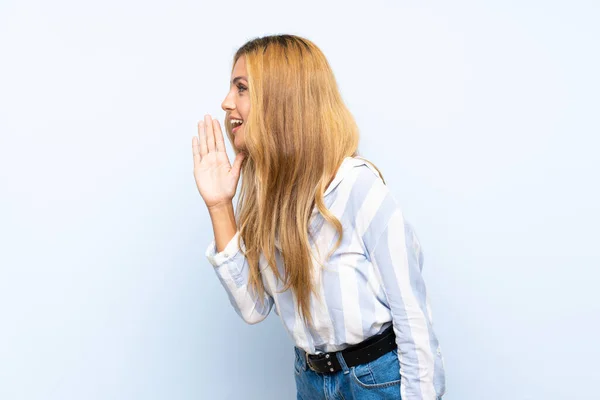 Young Blonde Woman Isolated Blue Background Shouting Mouth Wide Open — Stock Photo, Image