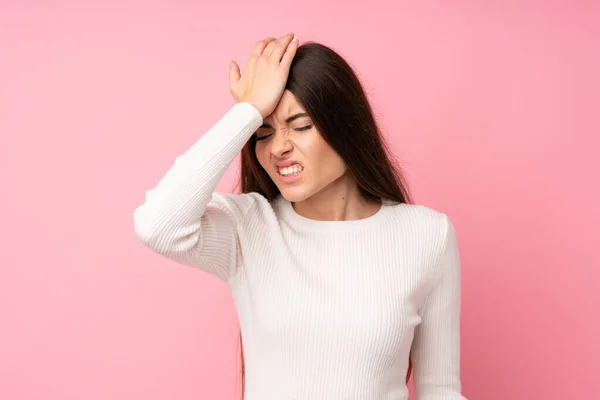 Junge Frau Über Isoliertem Rosa Hintergrund Hat Zweifel Mit Verwirrtem — Stockfoto