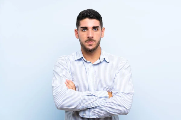 Caucásico Guapo Hombre Sobre Aislado Azul Fondo Mantener Brazos Cruzados — Foto de Stock