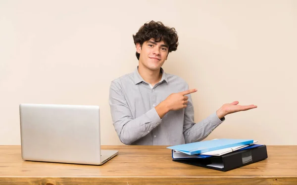 Joven Estudiante Con Portátil Con Espacio Copia Imaginario Palma Mano — Foto de Stock