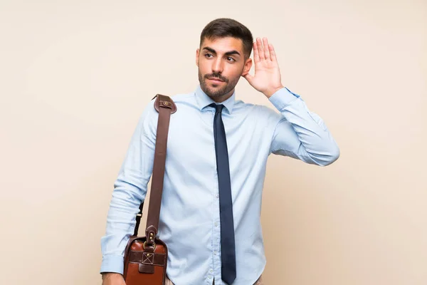 Jovem Empresa Com Barba Sobre Fundo Isolado Ouvir Algo — Fotografia de Stock