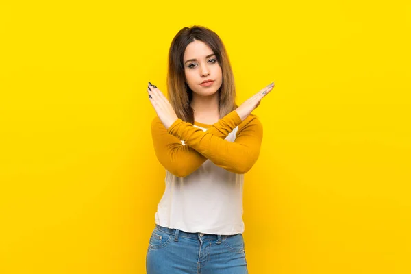 Mulher Muito Jovem Sobre Parede Amarela Isolada Fazendo Nenhum Gesto — Fotografia de Stock