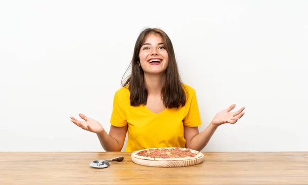 Kaukasische Mädchen Mit Einer Pizza Unglücklich Und Frustriert Über Etwas — Stockfoto