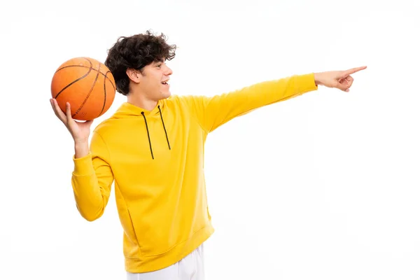 Junger Basketballspieler Mann Über Isolierte Weiße Wand — Stockfoto