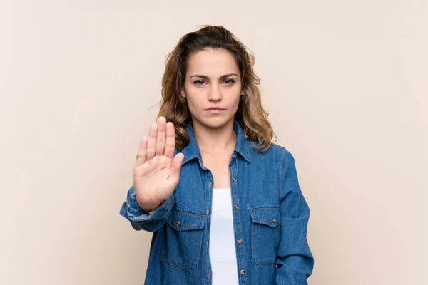 Giovane Donna Bionda Sfondo Isolato Facendo Gesto Arresto Con Mano — Foto Stock