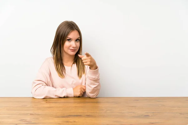 Menina Adolescente Uma Mesa Aponta Dedo Para Você — Fotografia de Stock