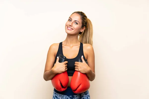 Junge Sportlerin Mit Boxhandschuhen Vor Isoliertem Hintergrund — Stockfoto