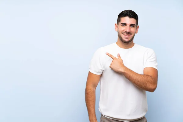 Kaukasischer Gutaussehender Mann Über Isoliertem Blauem Hintergrund Der Zur Seite — Stockfoto