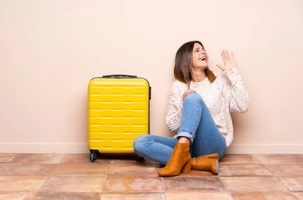 Mujer Viajera Con Maleta Sentada Suelo Gritando Con Boca Abierta — Foto de Stock