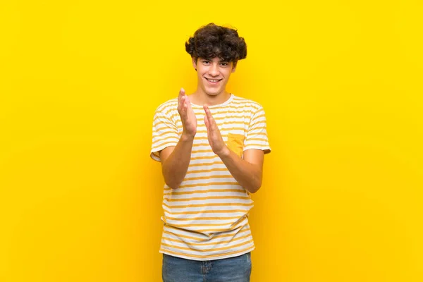 Young Man Isolated Yellow Wall Applauding Presentation Conference — Stock Photo, Image