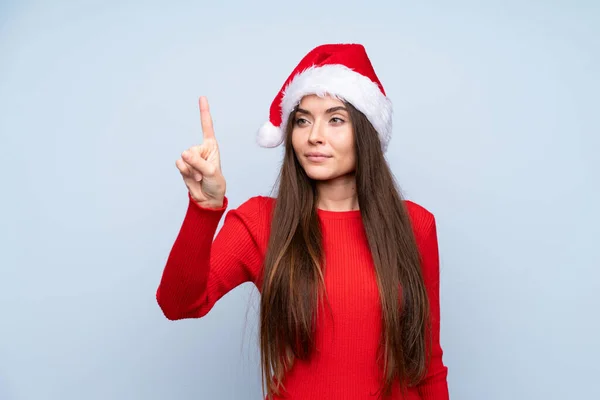 Chica Con Sombrero Navidad Sobre Fondo Azul Aislado Tocando Pantalla —  Fotos de Stock