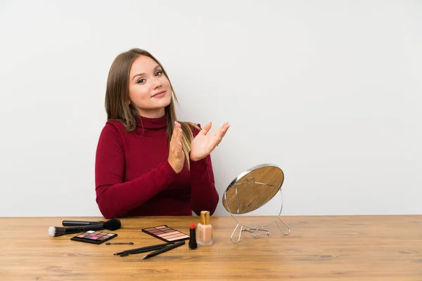Teenager Mädchen Mit Make Palette Und Kosmetik Einem Tisch Applaudiert — Stockfoto
