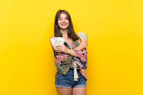 Caucásico Chica Colorido Vestido Sobre Aislado Amarillo Fondo Tomando Montón — Foto de Stock