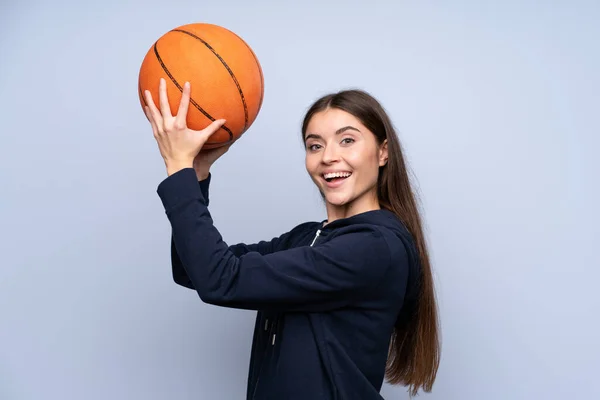 Jeune Femme Sur Fond Bleu Isolé Avec Balle Basket — Photo