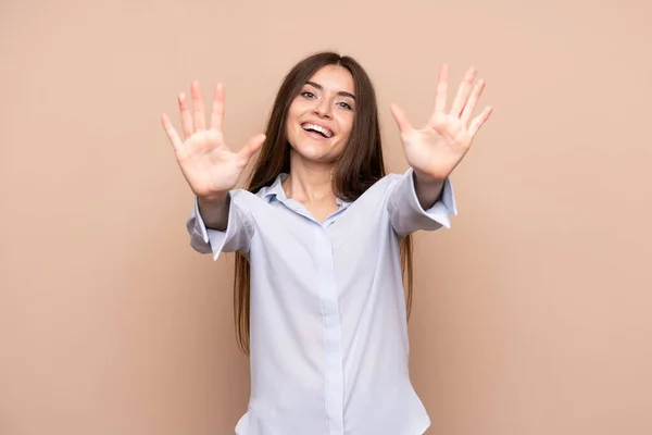 Junge Frau Über Isoliertem Hintergrund Die Mit Fingern Zehn Zählt — Stockfoto