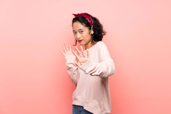 Asyalı Genç Bir Kadın Soyutlanmış Pembe Arka Planda Gergin Eller — Stok fotoğraf