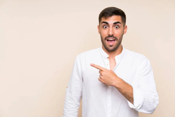 Hombre Guapo Con Barba Sobre Fondo Aislado Apuntando Con Dedo — Foto de Stock