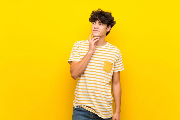 Junger Mann Über Isolierte Gelbe Wand Der Eine Idee Denkt — Stockfoto