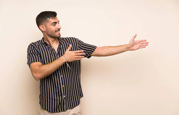 Hombre Guapo Con Barba Sobre Fondo Aislado Extendiendo Las Manos — Foto de Stock