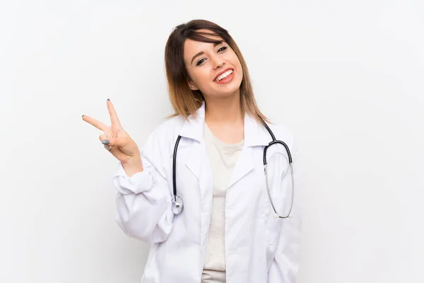 Jovem Médica Mulher Sobre Fundo Isolado Sorrindo Mostrando Sinal Vitória — Fotografia de Stock