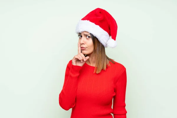 Menina Com Chapéu Natal Sobre Fundo Verde Isolado Fazendo Gesto — Fotografia de Stock