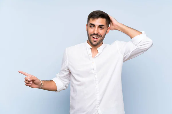 Bel Homme Avec Barbe Sur Fond Bleu Isolé Surpris Pointant — Photo