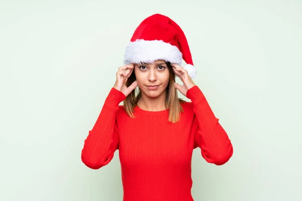 Menina Com Chapéu Natal Sobre Fundo Verde Isolado Infeliz Frustrado — Fotografia de Stock