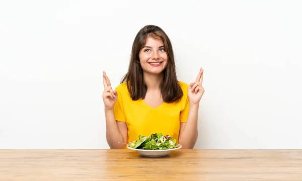 Menina Caucasiana Com Salada Com Dedos Cruzando — Fotografia de Stock