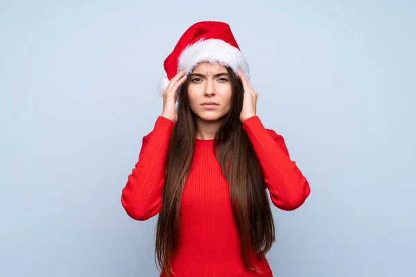 Flicka Med Jul Hatt Över Isolerad Blå Bakgrund Olycklig Och — Stockfoto