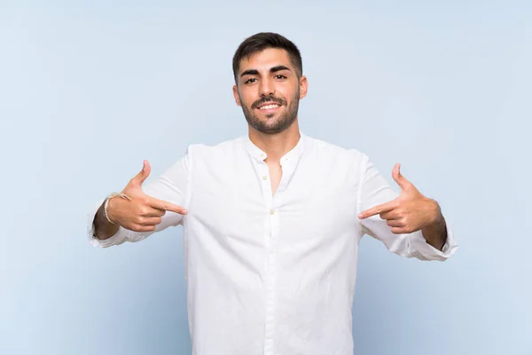 Hombre Guapo Con Barba Sobre Fondo Azul Aislado Orgulloso Satisfecho —  Fotos de Stock