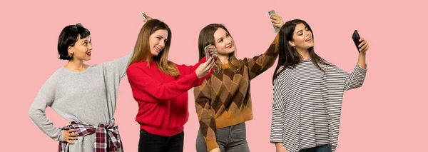 Zestaw Kobiet Odizolowanym Różowym Tle Robi Selfie — Zdjęcie stockowe
