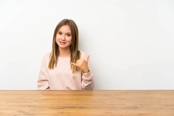 Ragazza Adolescente Tavolo Facendo Gesto Telefonico — Foto Stock