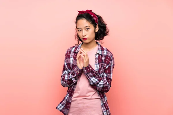 Azji Młoda Kobieta Odizolowanych Różowy Tło Intryguje Coś — Zdjęcie stockowe