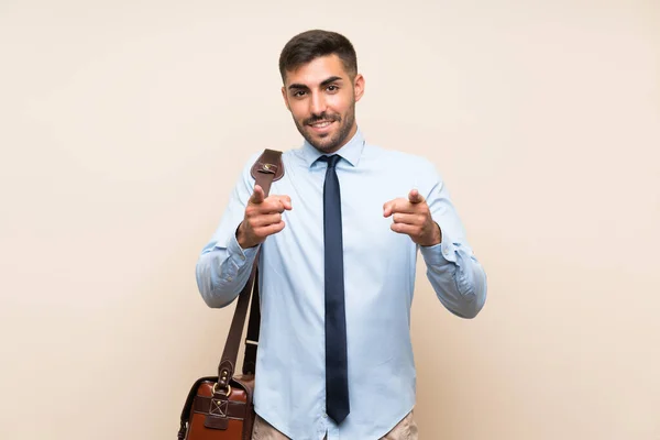 Jovem Empresa Com Barba Sobre Fundo Isolado Aponta Dedo Para — Fotografia de Stock