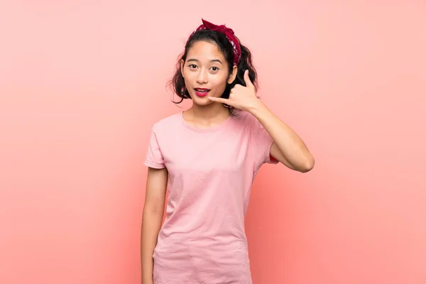 고립된 분홍색 배경을 아시아젊은 핸드폰 제스처를 있습니다 주세요 — 스톡 사진
