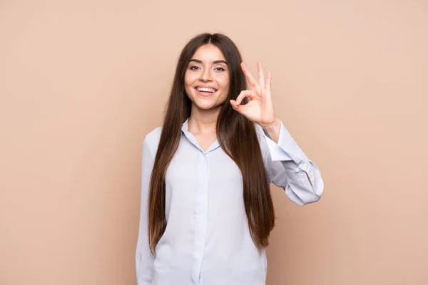 Jovem Mulher Sobre Fundo Isolado Mostrando Sinal Com Dedos — Fotografia de Stock