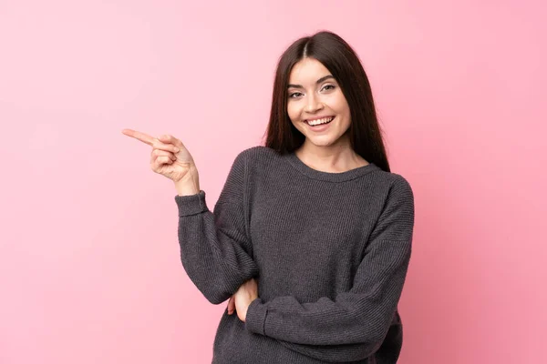 Soyutlanmış Pembe Arka Planda Genç Bir Kadın Parmak Gösteriyordu — Stok fotoğraf