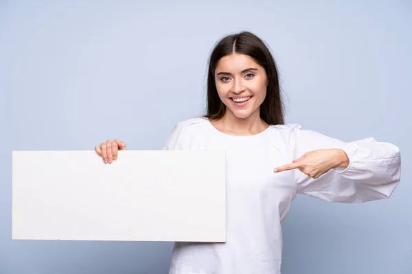 Young Woman Isolated Blue Background Holding Empty White Placard Insert — 图库照片