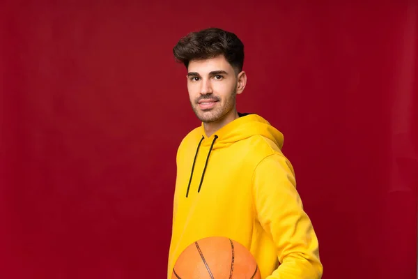 Молодий Чоловік Над Ізольованим Тлом Ячем Баскетболу — стокове фото
