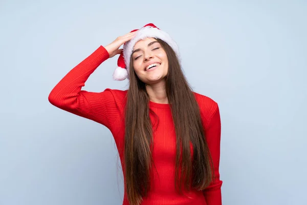 Chica Con Sombrero Navidad Sobre Fondo Azul Aislado Riendo —  Fotos de Stock
