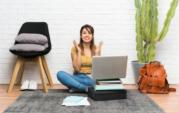 Bella Giovane Donna Seduta Sul Pavimento Ridere Chiuso — Foto Stock