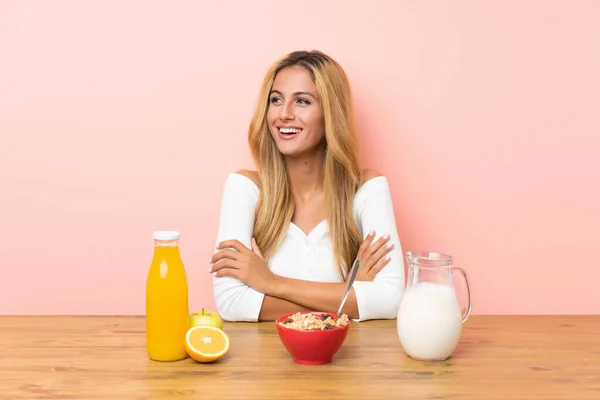 Junge Blonde Frau Beim Frühstück Milch Lachen — Stockfoto